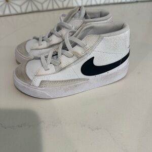 Nike blazer Kids White and Gray Mid-Top Velcro Sneakers
